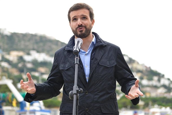 El líder del PP, Pablo Casado, en una visita a la lonja de Roses (Girona) el 4 de diciembre de 2020