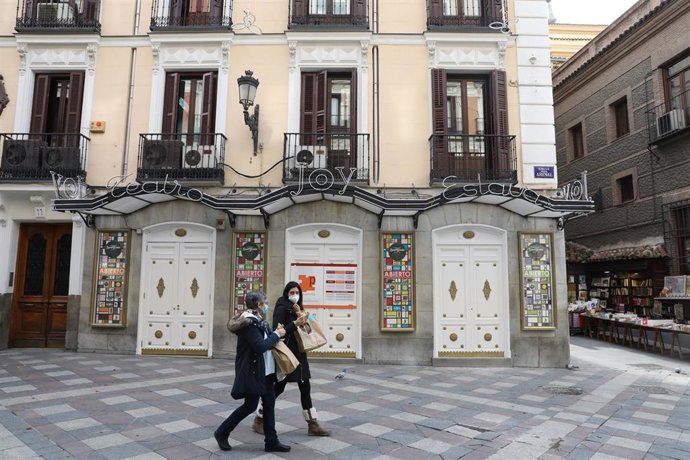 Dos mujeres pasan por la sala Joy Eslava un día después del anuncio de su cierre temporal, en Madrid (España), a 12 de noviembre de 2020. La discoteca Joy Eslava ha cerrado su mítica sala ubicada en el centro de la capital para acometer obras de mejora 