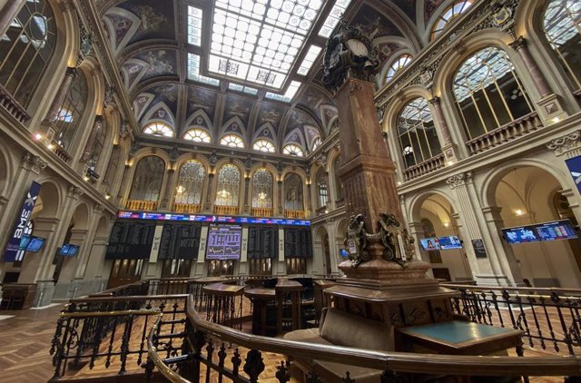 Visión general del interior del Palacio de la Bolsa de Madrid (España)
