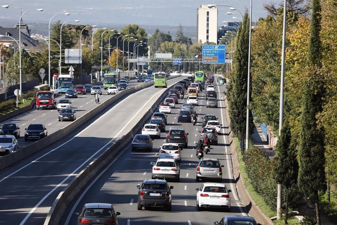 Vehículos circulan por la A6 a la altura del puente ubicado en Ciudad Universitaria, en Madrid (España), a 30 de octubre de 2020. Ayer, víspera del puente de Todos los Santos se hizo efectivo un nuevo decreto de la Comunidad de Madrid por el que la mism