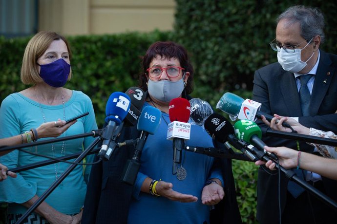 La presa del 'Procés' que manté el tercer grau penitenciari i exconsellera de Treball, Assumptes Socials i Família de la Generalitat Dolors Bassa (c), ofereix declaracions als mitjans de comunicació al costat de l'expresident de la Generalitat, Quim Torr