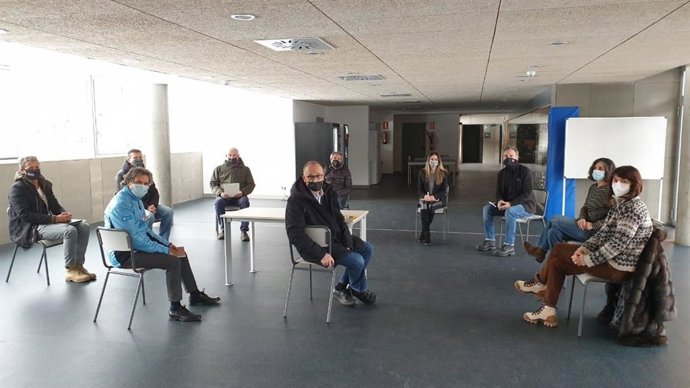 Representants de la FAE i els clubs d'esquí del país, reunits amb la ministra de Cultura i Esports, Sílvia Riva, i el secretari d'estat d'Esports, Justo Ruiz.