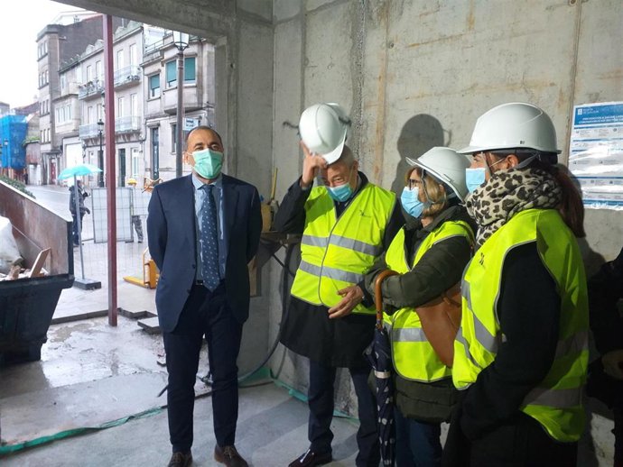 El conselleiro de Sanidade, Julio García Comesaña, junto al gerente del área sanitaria de Vigo, Javier Puente, y otros responsables del Sergas, en una visita a las obras de nuevo centro de salud de Bouzas, en la ciudad olívica.