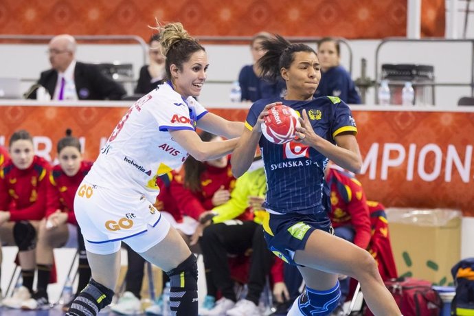 Mireya González intenta frenar un ataque sueco en el Mundial de Japón de 2019