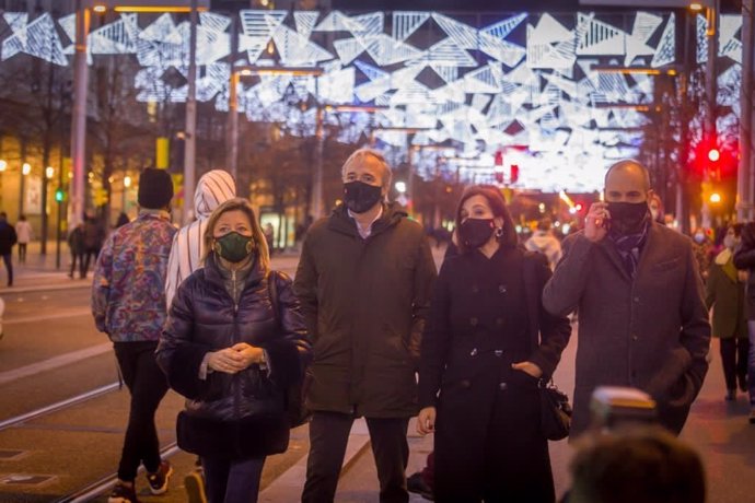 El alcalde de Zaragoza, Jorge  Azcón, en el paseo de la Independencia el día del encendido de las luces de Navidad