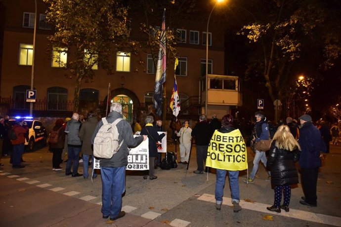Manifestación en apoyo a la expresidenta del Parlament Carme Forcadell organizada por la ANC antes de su reingreso en la cárcel de Wad-Ras, en Barcelona, el 4 de diciembre de 2020.