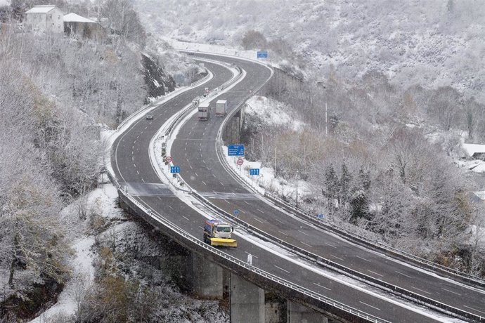 Vista de la A6 en Doncos, en Lugo, Galicia (España), a 4 de diciembre de 2020. Hoy se ha producido la primera gran nevada del otoño en la montaña lucense. La intensa nevada que está cayendo sobre el centro de la provincia de Lugo está provocando problem