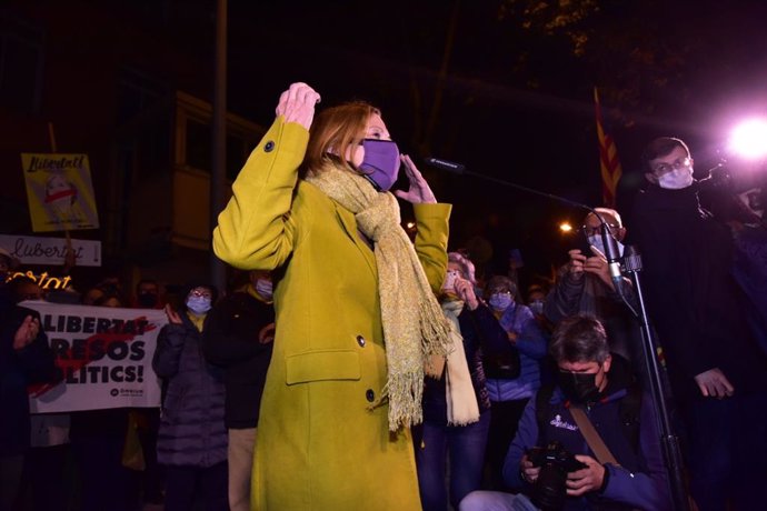 La expresidenta del Parlament, Carme Forcadell, se dirige a los manifestantes concentrados ante la cárcel de Wad-Ras, en Barcelona, minutos antes de su reingreso en prisión, este viernes 4 de diciembre del 2020.