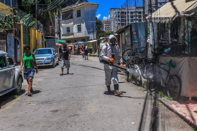 Residentes de la favela de Santa Marta, en el barrio de Botafogo, Río de Janeiro, en labores de desinfección.