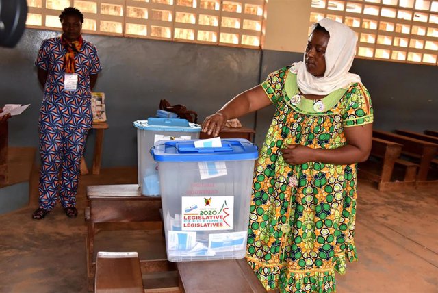 Una mujer vota en las elecciones parlamentarias en Camerún en febrero de 2020