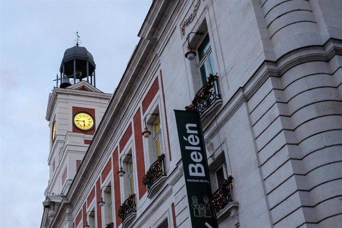 Reloj de la Puerta del Sol o Reloj de Gobernación en lo alto de la Casa de Correos (actual sede del Gobierno de la Comunidad de Madrid) que todos los años da las campanadas de las tradicionales uvas de Nochevieja durante la medianoche del 31 de diciembr