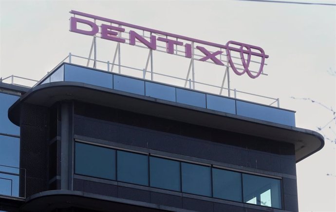 Logo de Dentix en la sede de la firma de salud dental, situada calle de la Ribera del Loira, en Madrid (España).