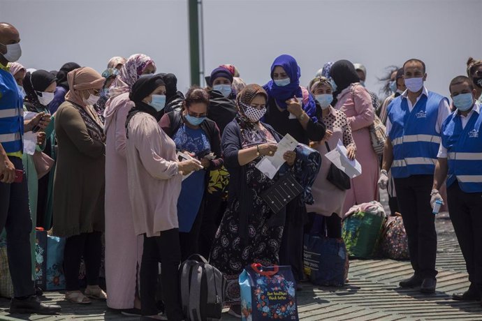 Varias temporeras marroquíes embarcan desde el Muelle Sur del Puerto de Huelva rumbo a Marruecos tras la pasada campaña.