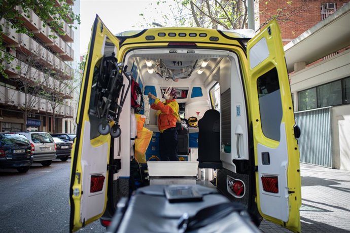 Una tcnic del Sistema d'Emergncies Mdiques (SEM) de la Generalitat de Catalunya en una ambulncia durant un servei i neteja d'EPIs, a Barcelona/Catalunya (Espanya), 19 d'abril del 2020.