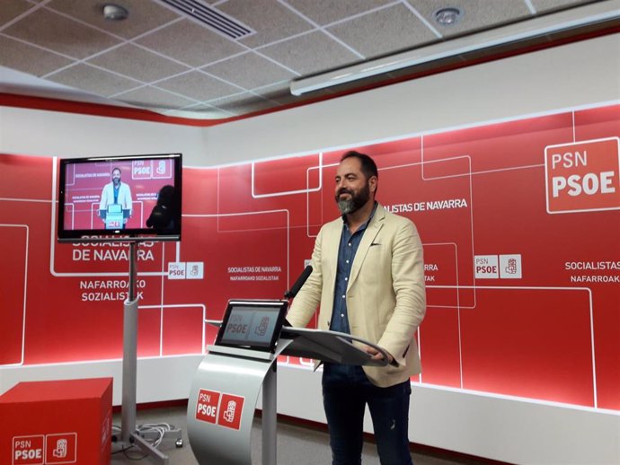 El portavoz del PSN en el Parlamento de Navarra, Ramón Alzórriz, en rueda de prensa.