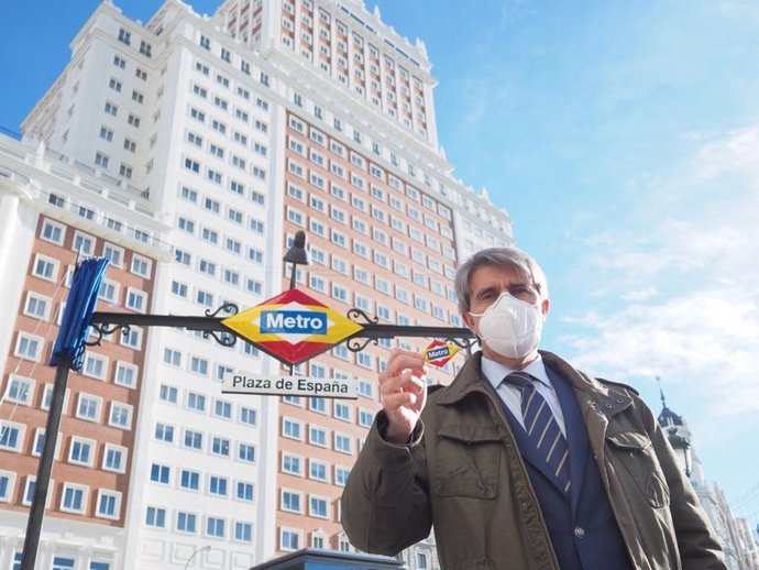 El consejero de Transportes, Ángel Garrido, muestra el cambio del rombo de la estación de Plaza de España, que ahora luce los colores de la bandera nacional