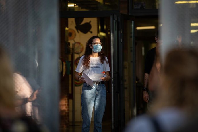 Una professora amb mascareta a les portes d'un collegi durant el primer dia del curs escolar 2020-2021, a Barcelona, Catalunya (Espanya), a 14 de setembre del 2020.