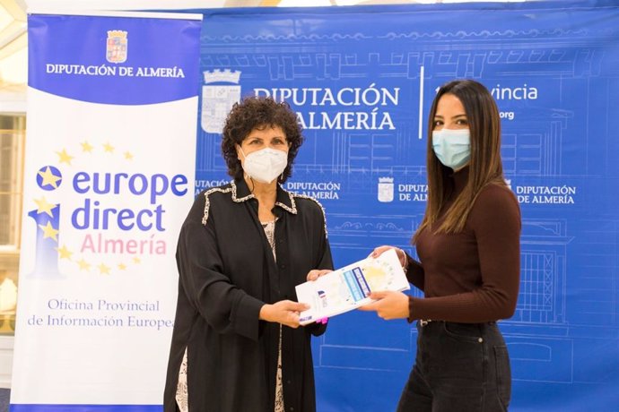 La diputada provincial Carmen Navarro despide a una voluntaria e Europe Direct