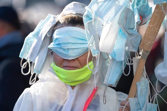 Una de las asistentes a una manifestación de Pensamiento Lateral celebrada en Leipzig, Alemania, contra las restricciones por el coronavirus