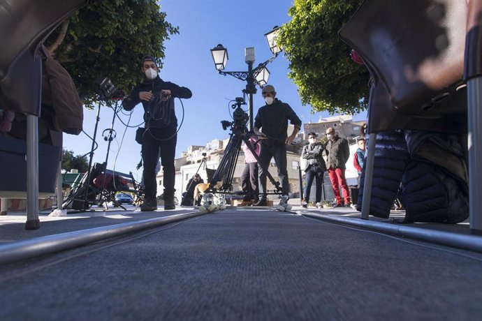 El diputado provincial de Cultura y Cine, Manuel Guzmán, ha visitado al equipo técnico y artístico de 'Space Frankie' en la Plaza de la Constitución de Sorbas.