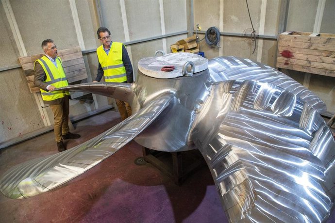 El consejero de Industria, Francisco Martín (derecha), observa una hélice de navegación fabricada en la empresa FAED