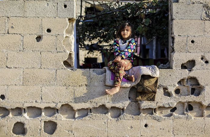 22 November 2020, Palestinian Territories, Gaza City: A Palestinian girl sits at the window of her family's house. Photo: Mahmoud Issa/Quds Net News via ZUMA Wire/dpa