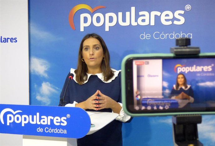 La parlamentaria andaluza del PP-A Beatriz Jurado, en una rueda de prensa.