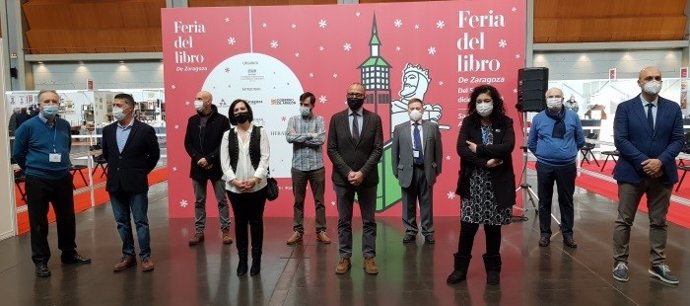 Felipe Faci inaugura una Feria del Libro de Zaragoza "atípica" con 40 expositores.