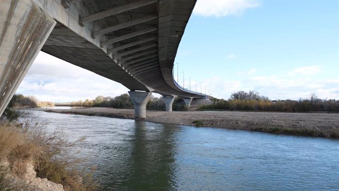 Cs avisa de que grava acumulada en el Ebro bajo la Z-40 puede causar afecciones en ribera si se dan riadas.