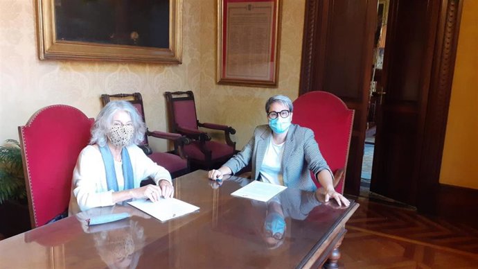 La regidora de Justicia Social, Feminismo y LGTBI de Cort, Sonia Vivas, y la presidenta de la Asociación de Amigos del Pueblo Saharaui, Catalina Rosselló en la firma del convenio.
