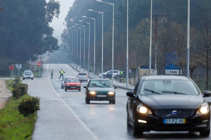 Un control policial en la frontera de Galicia con Portugal, en O Porriño, Galicia (España), a 5 de diciembre de 2020