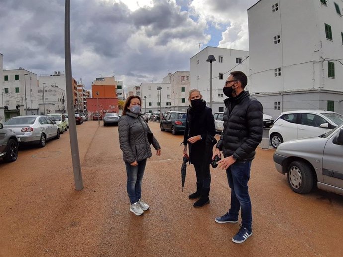 La portavoz del grupo municipal de Cs en el Ayuntamiento de Palma, Eva Pomar, visita las obras realizadas  en la zona de las viviendas sociales del Camp Redó.