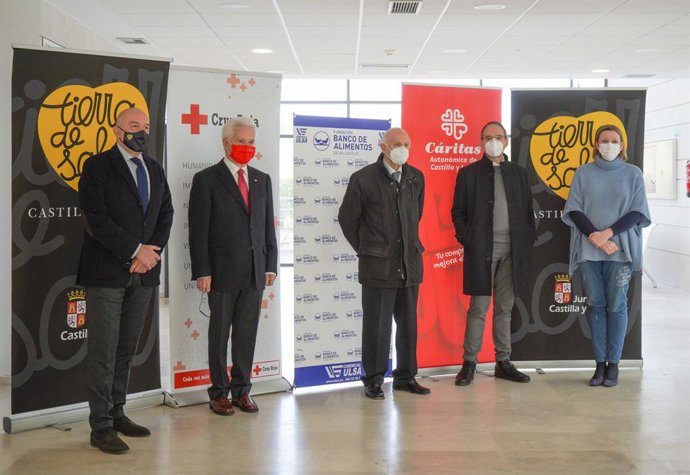El consejero de Agricultura, Jesús Julio Carnero; el presidente de Cruz Roja, José Varela; el presidente del Banco de Alimentos, Jesús Mediavilla; el presidente de Cáritas, Antonio Jesús Martín, y la consejera de Familia, Isabel Blanco.