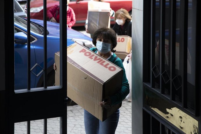 Voluntarias de la asociación AMAR donan pan al comedor social Ntra. Sñra. del Rosario de las Hijas de la Caridad de San Vicente de Paúl en Triana, ante el incremento de sus usuarios y usuarias en el actual contexto de pandemia por la COVID-19 y sus cons
