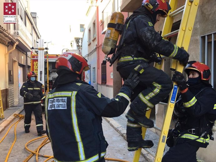 Bomberos intervienen en el incendio de ua vivienda de Borriana (Castellón)