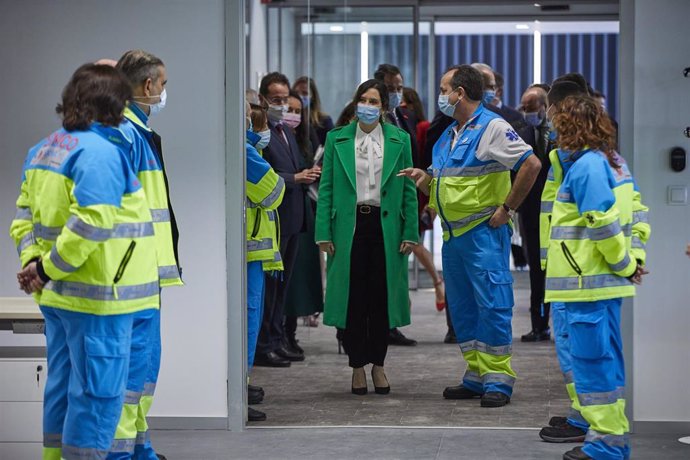 La presidenta de la Comunidad de Madrid, Isabel Díaz Ayuso, junto a trabajadores del SUMMA 112 durante la inauguración del Hospital Isabel Zendal, nuevo recurso de la sanidad pública madrileña, en Madrid (España), a 1 de diciembre de 2020. Desde la Cons