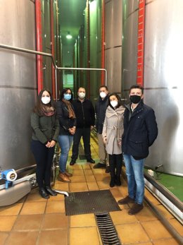 Visita del secretario general del PP de Granada, Jorge Saavedra, y de la vicesecretaria de Agricultura del PP-A, Yolanda Sáez, a la Cooperativa de Aceite Santa Mónica de Píñar (Granada).