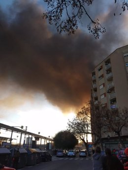 Columna de humo del incendio en las cocheras de la EMT captado desde la estación de metro de Sant Isidre