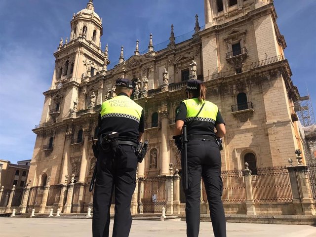 Agentes de la Policía Local de Jaén ante la Catedral.