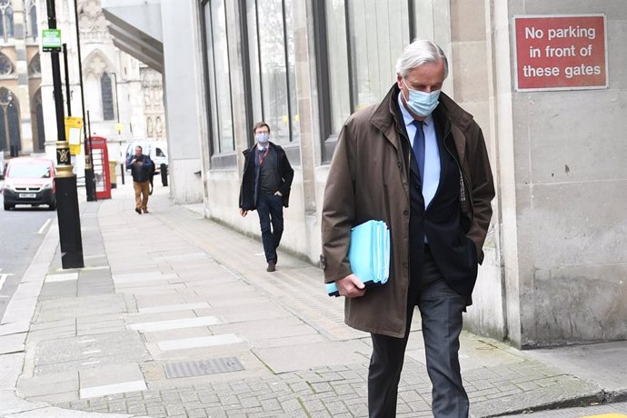 02 December 2020, England, London: The EU's chief negotiator Michel Barnier (R) leaves the BEIS Conference Centre after attending part of the ongoing talks to strike a post-Brexit trade deal. Photo: Stefan Rousseau/PA Wire/dpa