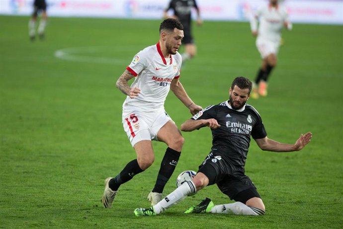 Lucas Ocampos ante Nacho Fernández en el Sevilla-Real Madrid