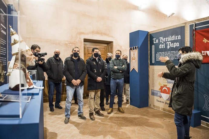 El Castillo de Illueca traslada a los visitantes a la Europa del XIV, con una exposición sobre el Papa Luna.
