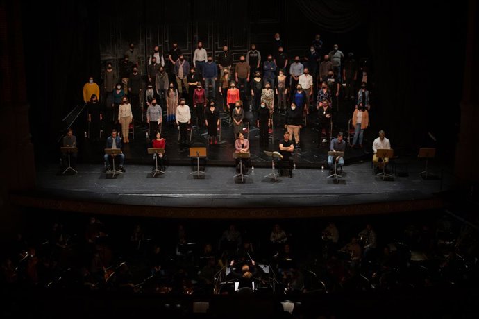 La directora italiana Speranza Scapucci dirigeix l'orquestra durant l'assaig d'una escena de ?La Traviata? amb solistes, cor del Liceu i piano, a Barcelona, Catalunya.