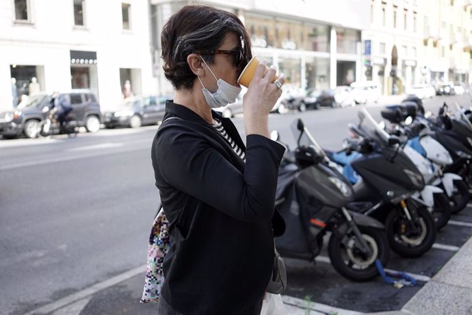 Una mujer con mascarilla en Milán, Italia