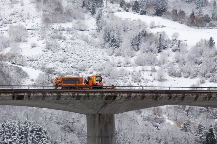 Una máquina quitanieve transita por un viaducto de la A6 a la altura de Noceda, en Lugo, Galicia (España), a 4 de diciembre de 2020. Hoy se ha producido la primera gran nevada del otoño en la montaña lucense. 