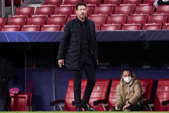 01 December 2020, Spain, Madrid: Atletico Madrid head coach Diego Simeone stands on the touchline during the UEFA Champions League Group A soccer match between Atletico Madrid and Bayern Munich at Wanda Metropolitano Stadium. Photo: Angel Perez/ZUMA Wir