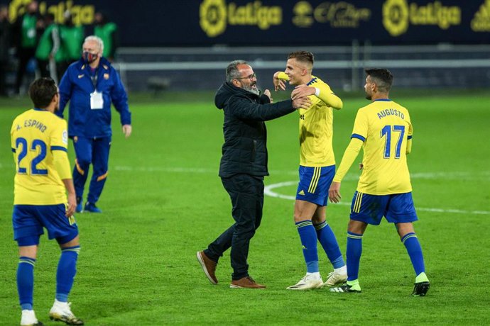El entrenador del Cádiz Álvaro Cervera celebra la victoria ante el Barcelona abrazando a sus jugadores
