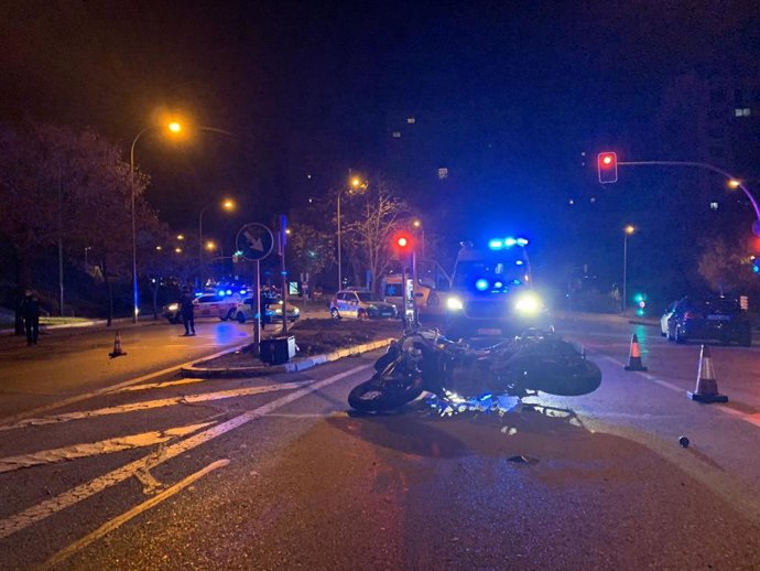 Un hombre herido muy grave en una colisión entre una motocicleta y un turismo en el distrito de Ciudad Lineal de Madrid.