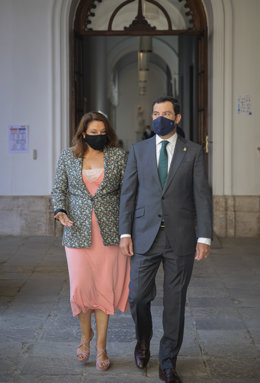 El presidente de la Junta de Andalucía, Juanma Moreno tras el acto de la firma de la Declaración Institucional sobre el Futuro de la PAC, junto la consejera de Agricultura, Ganadería, Pesca y Desarrollo Sostenible, Carmen Crespo.  28 de septiembre.