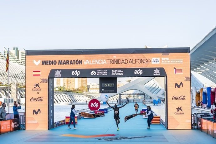 Kibiwott Kandie pulveriza el récord mundial de medio maratón en Valencia
